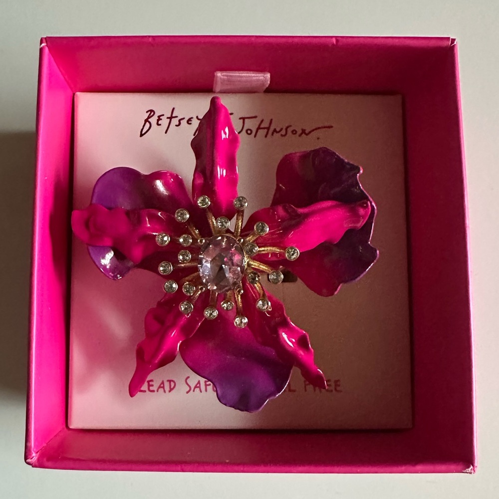 🩶BETSEY JOHNSON GOLD PLATED ORCHID STRETCH COCKTAIL RING - NWT🩶 - Picture 3 of 8